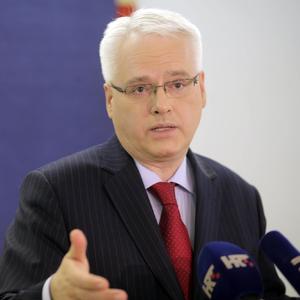 ZAKUCAO SE U OGRADU KAFIĆA: Bivši hrvatski predsednik Ivo Josipović izazvao