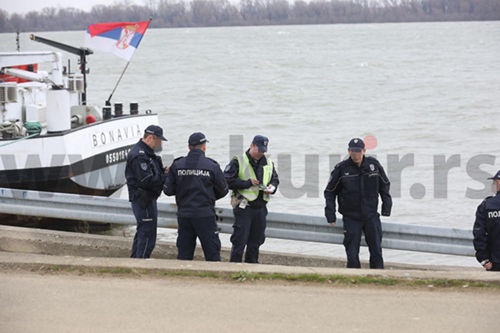 (FOTO, VIDEO) DRAMA NA ADI HUJI: Vozač kola koja su upala u Dunav zatvorio se na obližnji brod i odbija bilo kakvu pomoć