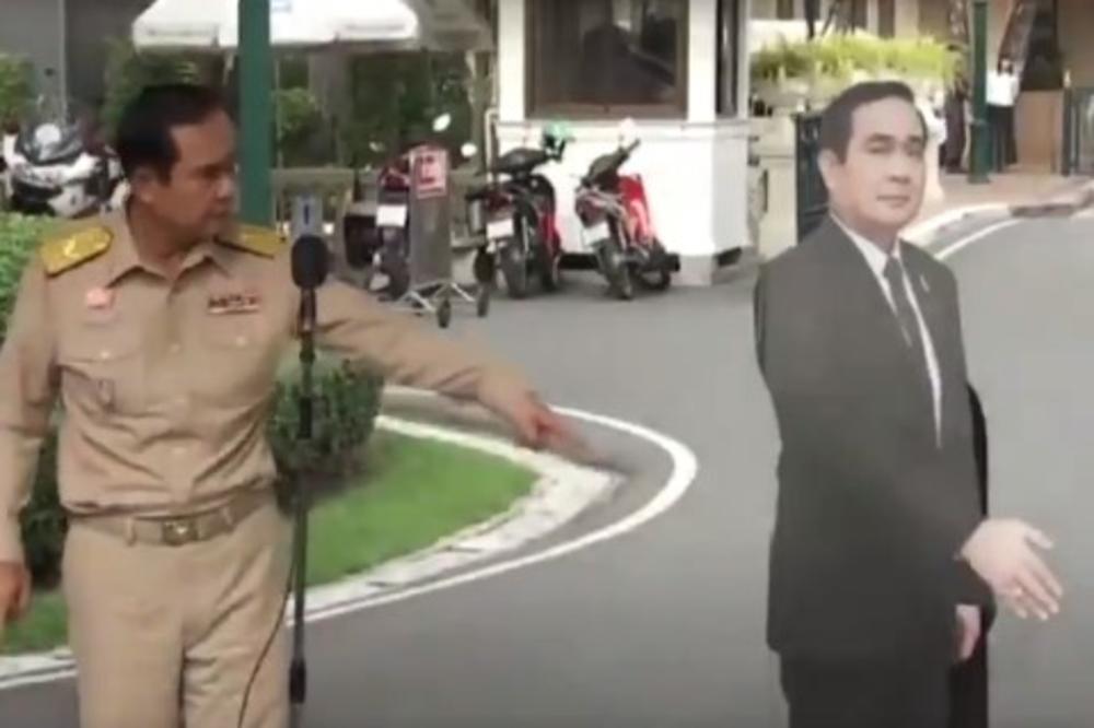 (VIDEO) NAŠAO NAČIN KAKO DA IZBEGNE NOVINARE: Tajlandski premijer doneo kartonsku figuru samog sebe i rekao da nju ispituju!