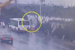 (VIDEO) OVOM ČOVEKU SE SVI DIVE: Autobus je upao u reku, ali onda se pojavio vozač krana!