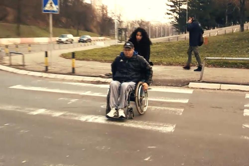 (VIDEO) NJIHOV BEOGRAD JE SAV U BARIKADAMA: Pokušali smo da im pomognemo s barijerama koje im koče normalan život!