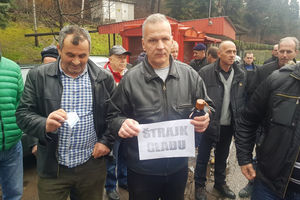 (VIDEO) ZENIČKI RUDARI ŠTRAJKUJU GLAĐU: Pripremili i benzin i prete da će se zapaliti!