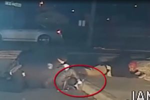 (UZNEMIRUJUĆI VIDEO) POLICAJCI RUTINSKI ZAUSTAVILI TINEJDŽERA: Za svega par sekundi je nastao pakao, a mladić je ubijen