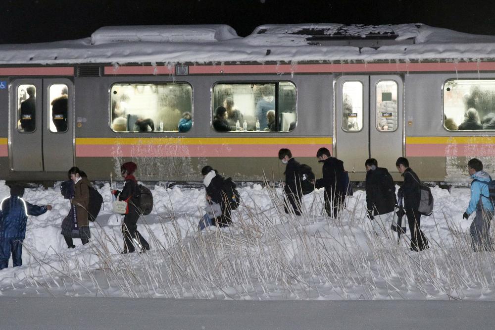 (FOTO) DALJE NEĆEŠ MOĆI! SNEG NAPRAVIO HAOS U JAPANU: 430 ljudi zarobljeno u vozu!