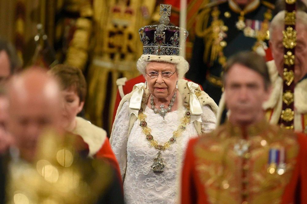 BRITANSKA MONARHIJA U OZBILJNOM PROBLEMU: Šta kad Elizabeta umre? Skandali uništili ugled monarhije a od Čarlsa nema vajde