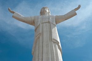 U SUSRET PAPINOJ POSETI: Zapaljena monumentalna Statua Hrista u Peruu!