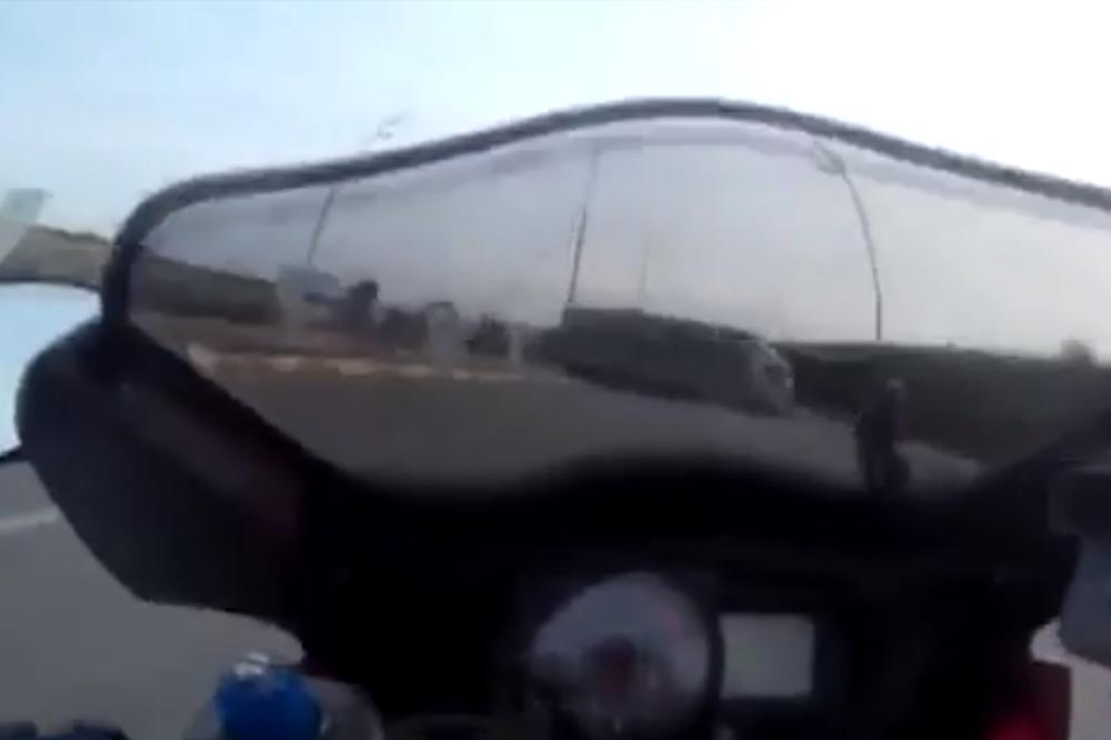 (UZNEMIRUJUĆI VIDEO) HOROR NA TRACI: Turski motociklista snimio svoju smrt!