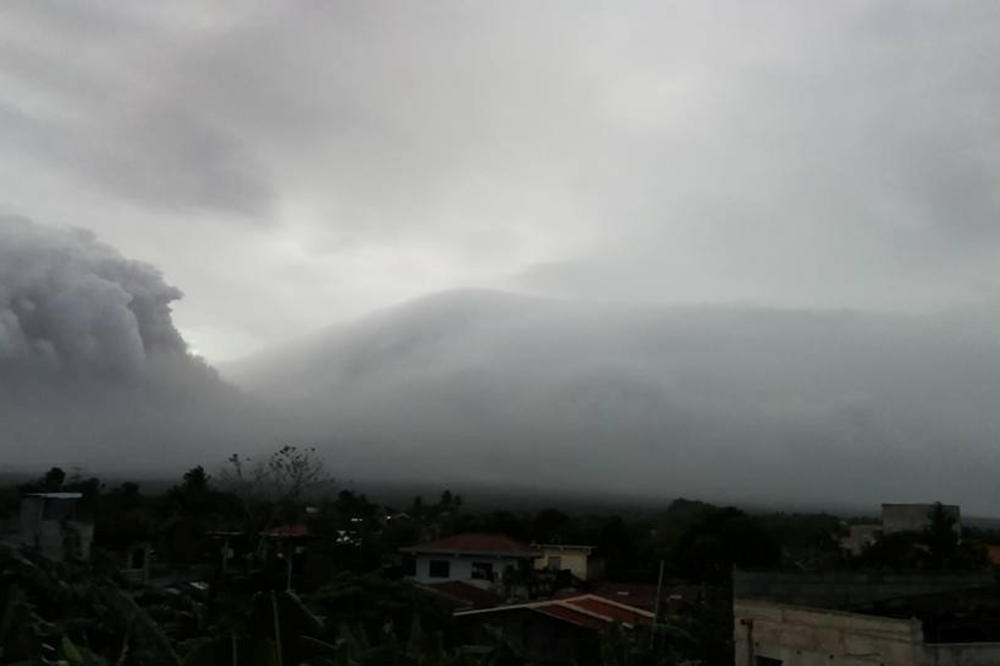 (FOTO) KATASTROFA NA POMOLU: Proradio vulkan na Filipinima, evakuisano na hiljade žitelja!
