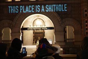 (FOTO, VIDEO) OVO MESTO JE VUKO..BINA: Na fasadi Trampovog hotela osvanula provokativna poruka