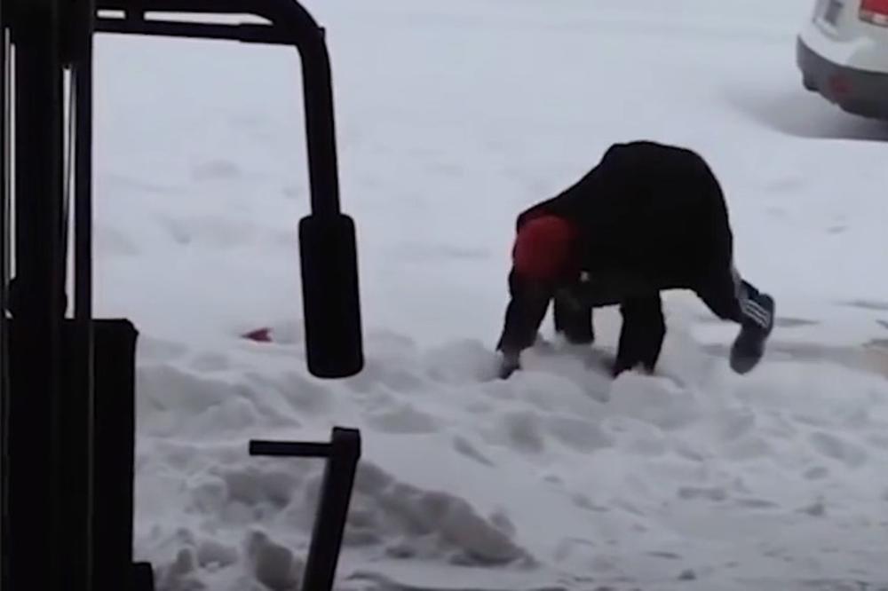 (VIDEO) AKROBACIJE NA LEDU SA LOPATOM U RUCI! Rus urnebesno čisti sneg i jedva uspeva da ne padne!