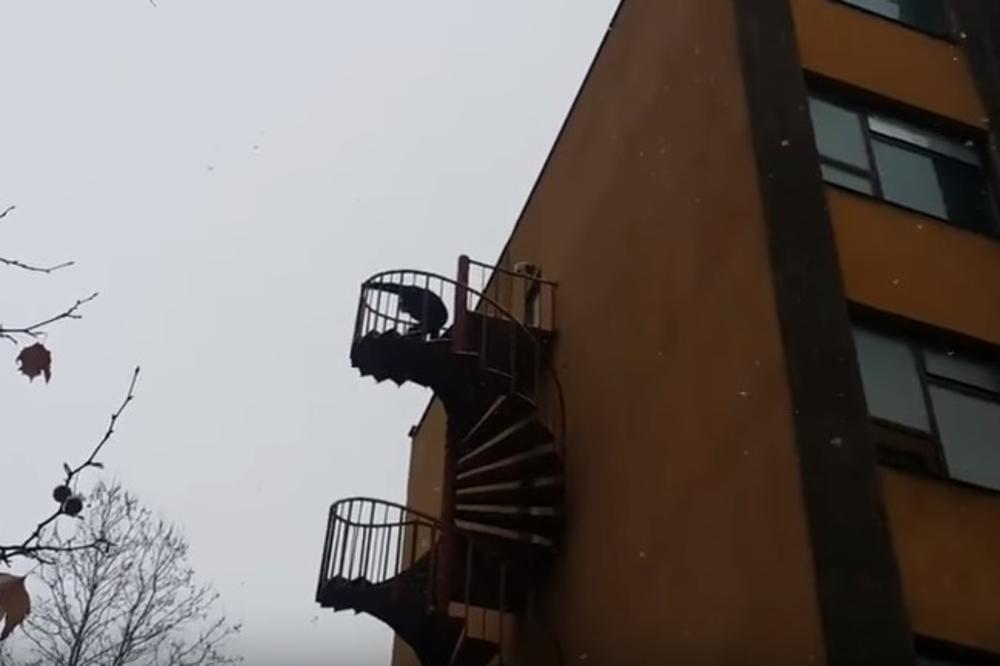 (VIDEO) DRAMA U TUZLI: Radnik hteo da se baci sa 25 metara visine, kolege ga sprečile