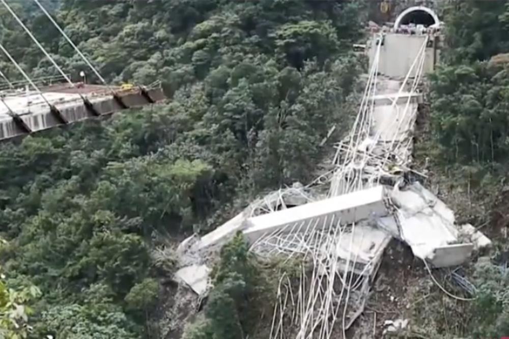 (VIDEO) KATASTROFA U KOLUMBIJI: Most se urušio i pao u kanjon, poginulo 10!