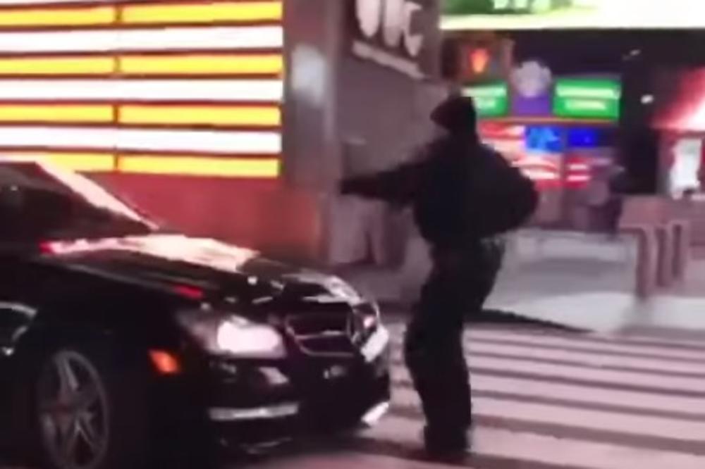 (VIDEO) POLICAJAC POKUŠAO DA ZAUSTAVI BAHATOG VOZAČA: Završio na haubi, vukao ga nekoliko metara!