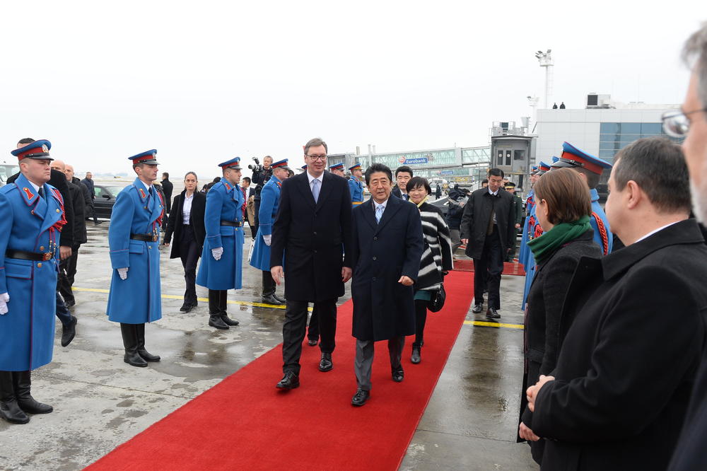 VUČIĆ ISPRATIO JAPANSKOG PREMIJERA: Abe završio dvodnevnu posetu Srbiji