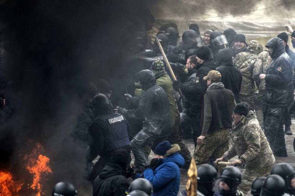(FOTO) NOVI NEMIRI U UKRAJINI: Tuča ispred parlamenta, zapaljena ruska zastava