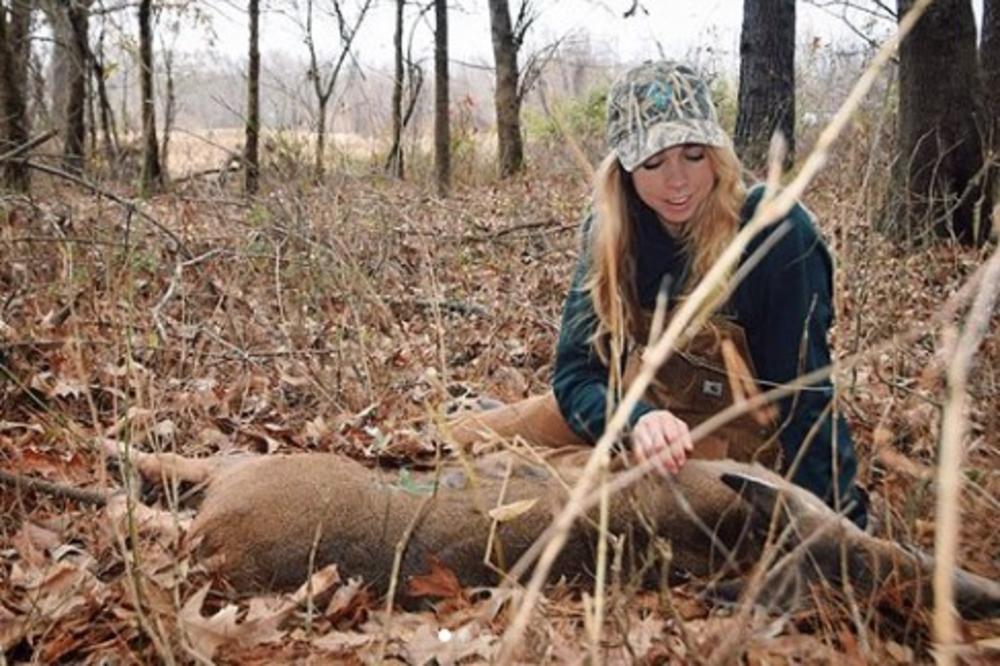 (FOTO) HOĆE DA BUDE VETERINAR, A U SLOBODNO VREME UBIJA ŽIVOTINJE: Ova devojka obožava da ide u lov i kaže da ima veoma dobar razlog za to