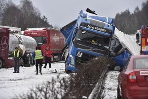 (FOTO) SNEŽNA MEĆAVA PARALISALA ČEŠKU: Na stotine udesa, zatvoren glavni auto-put!