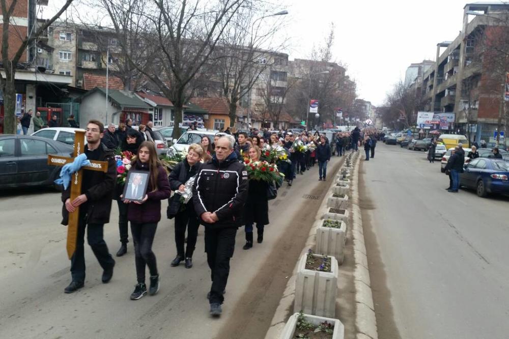 (VIDEO, FOTO) ČITAVA MITROVICA IZAŠLA NA ULICE: Poslednji pozdrav Oliveru, kovčeg zatrpan cvećem.... Povorka s telom ubijenog Ivanovića krenula za Beograd