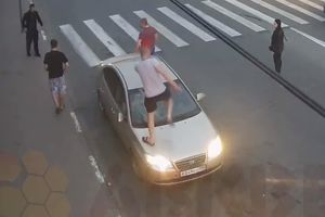 (VIDEO) BESNI RUS PROTIV DVOJICE SA PIŠTOLJEM: Ni pucanj ga nije zaustavio da im golim rukama demolira auto!