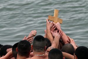 BOGOJAVLJENJE U ČAČKU: Za časni krst pliva 110 takmičara, među njima i tri devojke