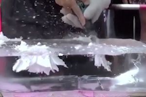 (VIDEO) ESKIMI BI MU POZAVIDELI! Kao i mnogi umetnici, kada budu videli šta radi sa ledom!