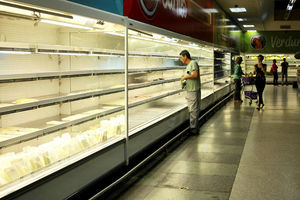 (FOTO) HAOS U VENECUELI: Gladni pljačkaju radnje, vlasnici se brane mačetama