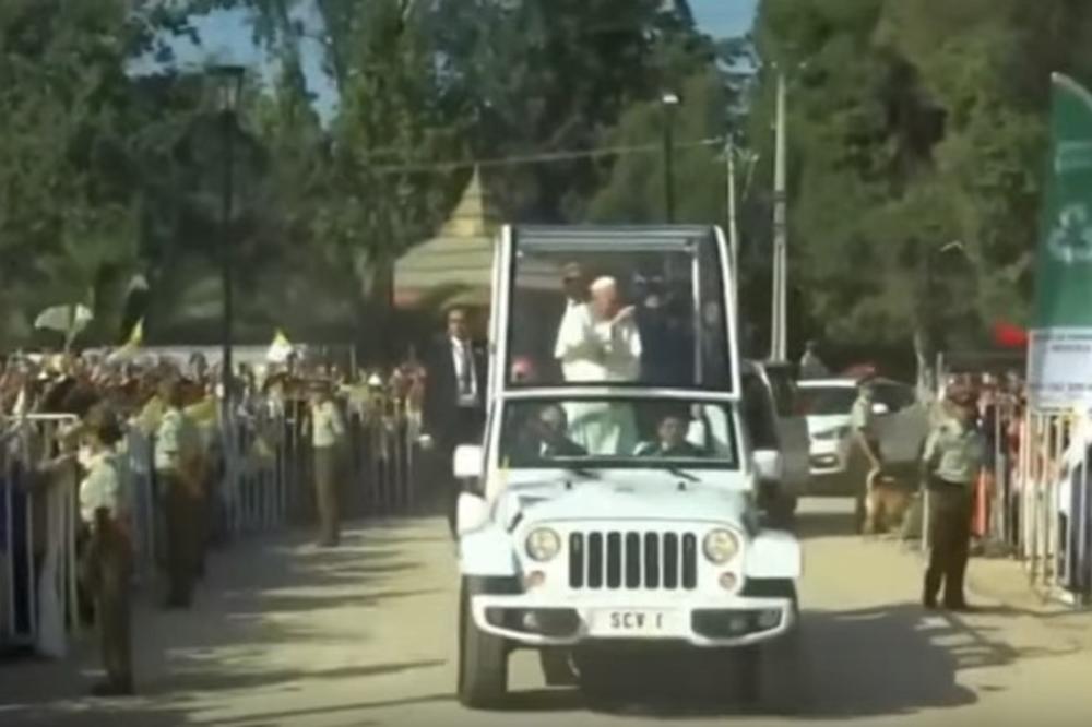 (VIDEO) NIJE SE MNOGO UZRUJAO: Dok je papa mahao vernicima, neko ga je pogodio u glavu