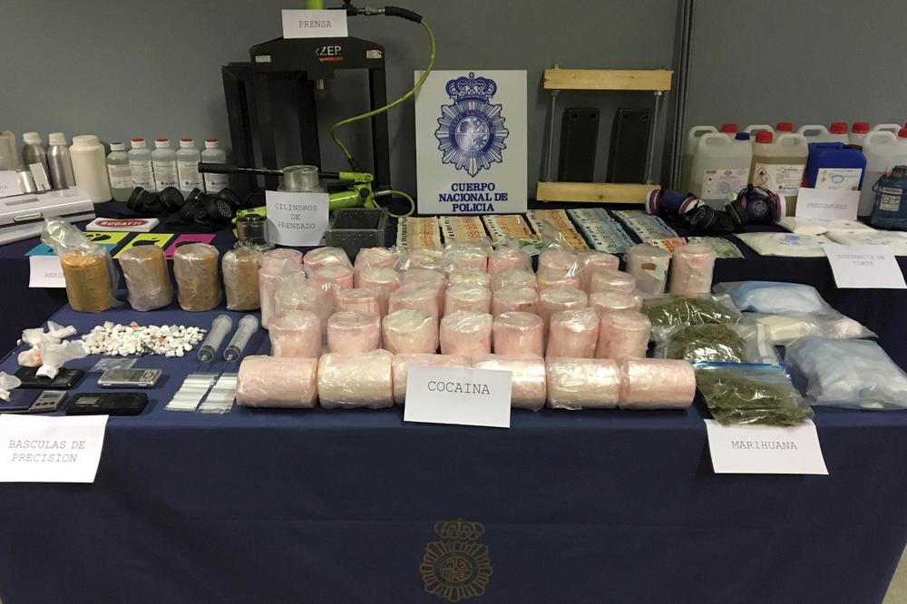 (FOTO) PROVALILI IM ŠTEK: Policije Portugala i Španije zaplenile 745 kilograma kokaina skrivenog u ananasima