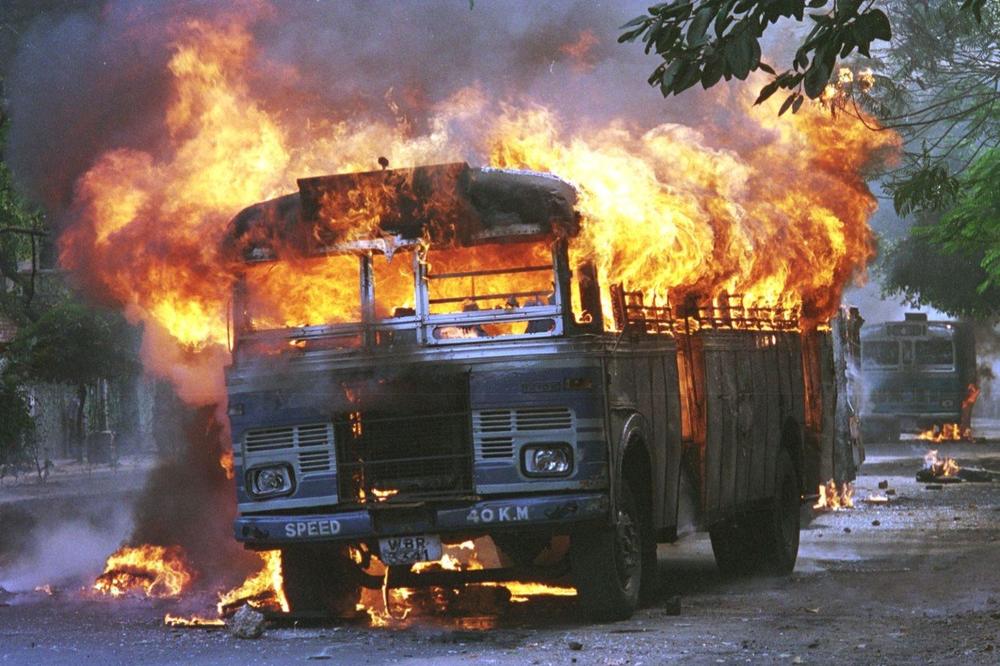 (VIDEO) STRAVIČNA TRAGEDIJA U KAZAHSTANU: 52 putnika izgorela u autobusu!