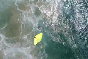 (VIDEO) DRAMATIČNE SCENE SPASAVANJA TINEJDŽERA: Surferi preživeli zahvaljući dronu