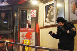 (FOTO) PROTEST ZBOG ZAKONA O ABORTUSU U POLJSKOJ: Demonstranti bacili crvenu boju na sedište vladajuće stranke!