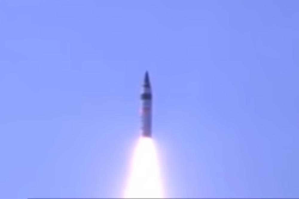 (VIDEO) SPREMAN JOŠ JEDAN NUKLEARNI DVOBOJ: Indija lansirala raketu koja može da nosi bojevu glavu, analitičari smatraju da je to poruka ovoj zemlji