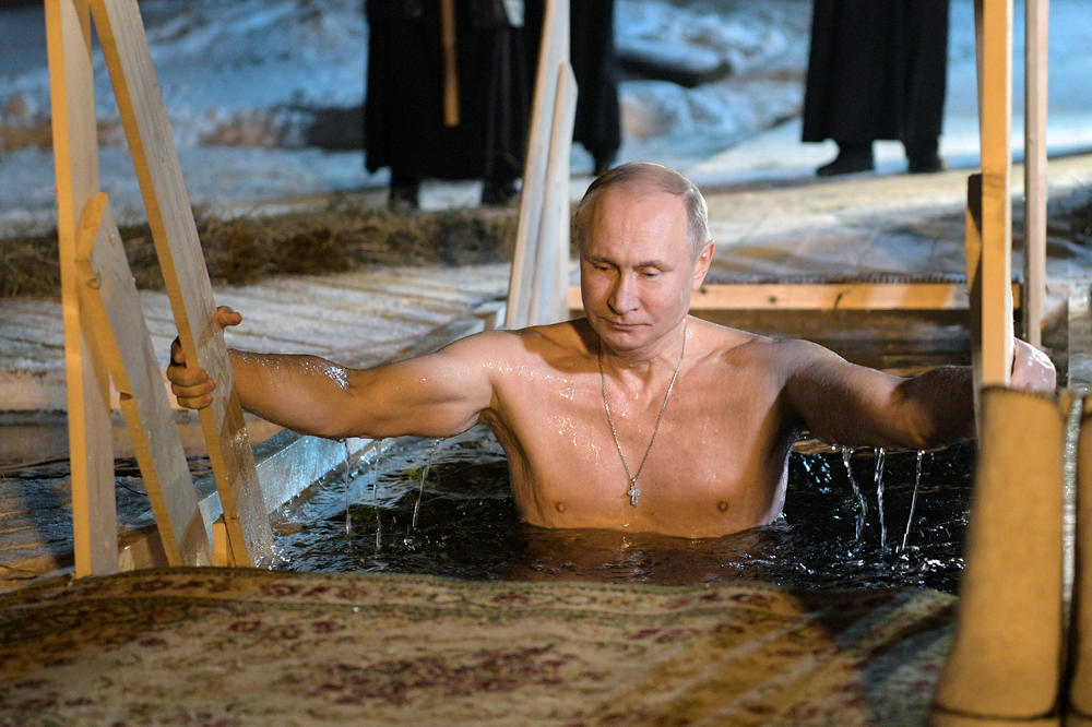 (FOTO, VIDEO) ODSLUŠAO BOGOJAVLJENSKU LITURGIJU PA ZARONIO U LEDENU VODU: Ovako je Putin zaplivao za časni krst!