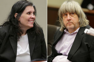 (FOTO) NE OSEĆAJU SE KRIVIMA: Skandalozno ponašanje roditelja monstruma u sudnici! Majka se smejala na optužnicu!