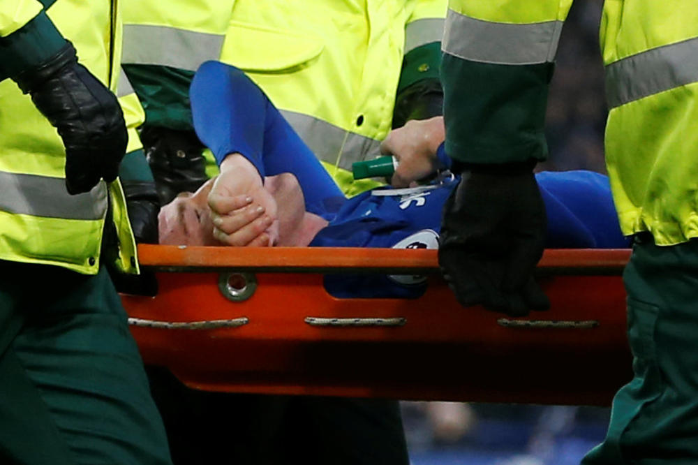(UZNEMIRUJUĆE FOTOGRAFIJE) STADION JE ZANEMEO! Fudbaler Evertona doživeo stravičnu povredu! Ovo ne želite da gledate