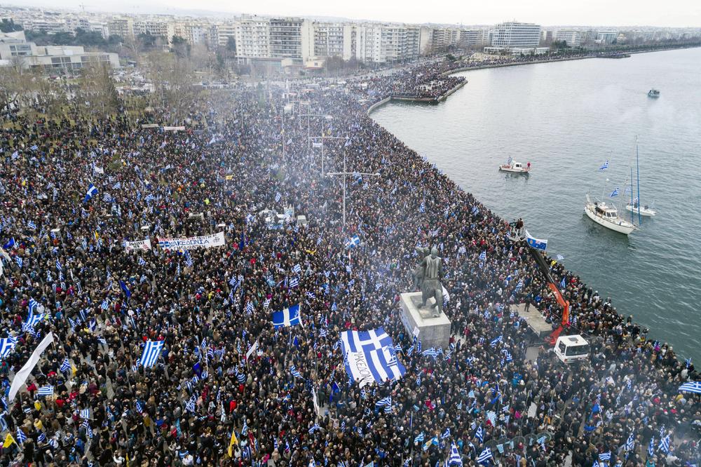 (VIDEO) MASOVNI PROTESTI U SOLUNU: 100.000 Grka na ulicama uzvikuje - Nema kompromisa, postoji samo jedna Makedonija!