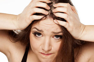 SAKRIJTE ĆELU: Zakamuflirajte proređene delove kose u samo 3 koraka!