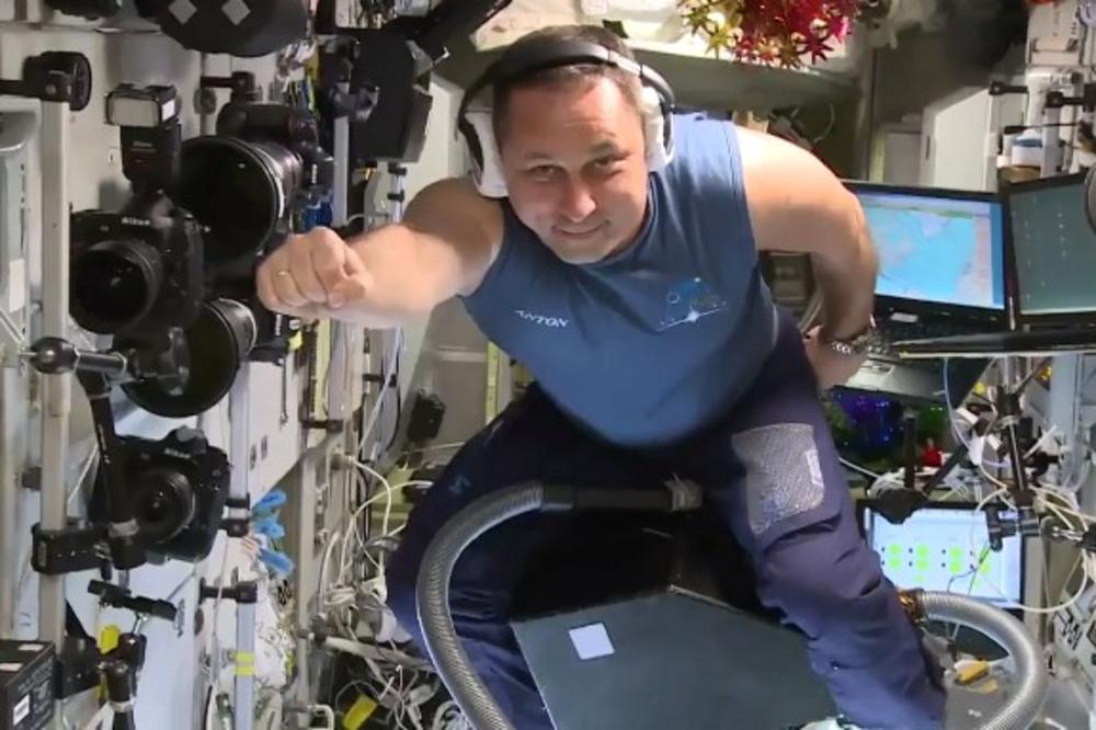 (VIDEO) HIT SNIMAK! RUSKI ASTRONAUT LETEO NA USISIVAČU: Često su ga pitali da li to radi, pa rešio da isproba!