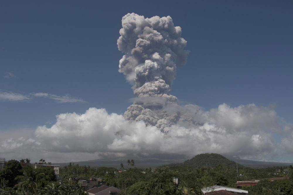 (VIDEO) EKSPLOZIJA U VULKANU MAJON: Nivo opasnosti povišen, svi strahuju od snažne erupcije