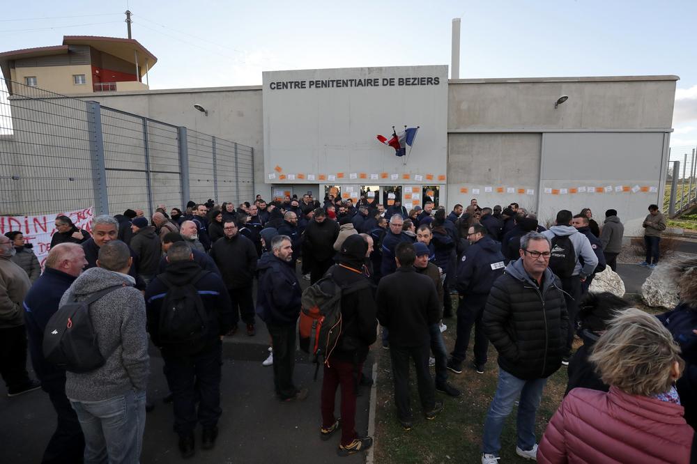 (FOTO) ZATVORSKI ČUVARI ŠTRAJKUJU ŠIROM FRANCUSKE: Ovo je novi napad na nas, ne možemo više da izdržimo