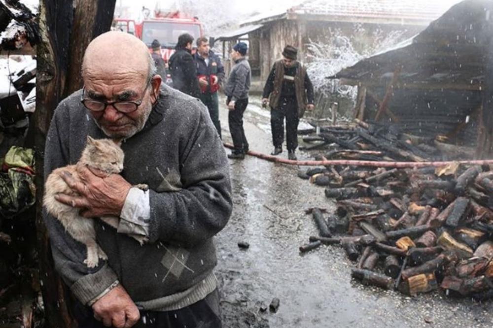 (FOTO) DEKA (83) IZGUBIO U POŽARU SVE OSIM MAČKE: Ovo je snimak koji je POTRESAO svet!