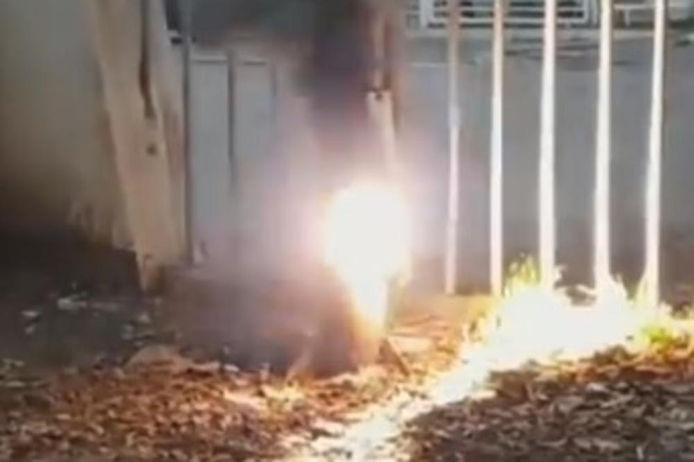 (VIDEO) HAVARIJA ZBOG GLUPOSTI: Đaci mokrili u rasvetni stub i izazvali neverovatan požar