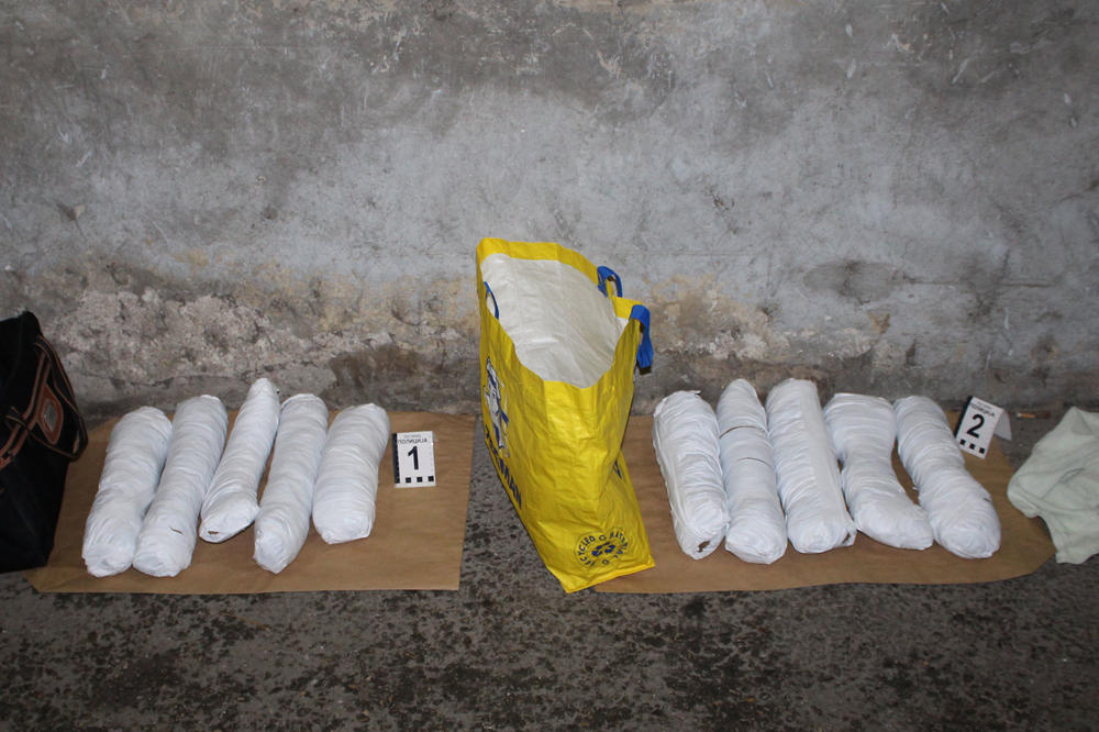(FOTO) U NIŠU ZAPLENJENO 5,6 KILOGRAMA MARIHUANE: Uhapšena dvojica dilera iz okoline Podujeva, droga nađena u kolima