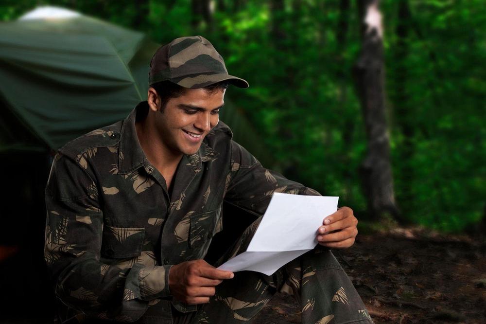 Читает армейская. Солдат в армии читает письмо. Letter to a Soldier.