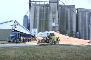 (VIDEO) SRUŠIO SE SILOS U OHAJU, 10.000 TONA KUKURUZA ZATRPALO PUT: Pokidana i elektromreža, 300 kuća ostalo bez struje