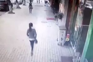 (VIDEO) STRAVIČNO! Mirno je šetala ulicom kad se na nju SRUČIO BILBORD!