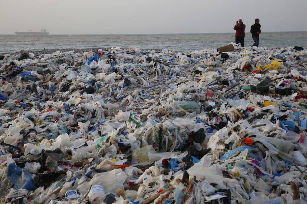 (FOTO) SMEĆE STIŽE U TALASIMA: Plaže Libana se pretvorile u deponije