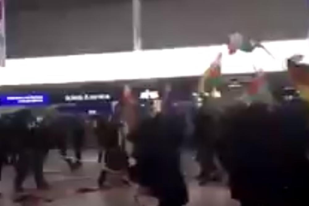 (VIDEO) NEVIĐENA TUČA KURDA I TURAKA NA NEMAČKOM AERODROMU: Neko je viknuo ERDOGAN FAŠISTA, a onda su počele da sevaju pesnice!