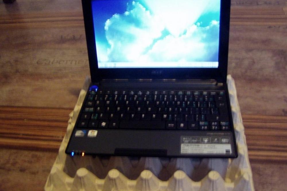 (FOTO) OVAJ SRBIN JE GENIJE, O NJEMU SE I DAN-DANAS PRIČA: Karton za jaja prodao kao kuler za laptop i to 1.010 dinara