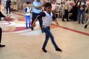 (VIDEO) DEČACI ČIGRE! Ova dva dečaka iz Azerbejdžana toliko dobro igraju po taktu muzike, da ćete ih gledati u jednom dahu!